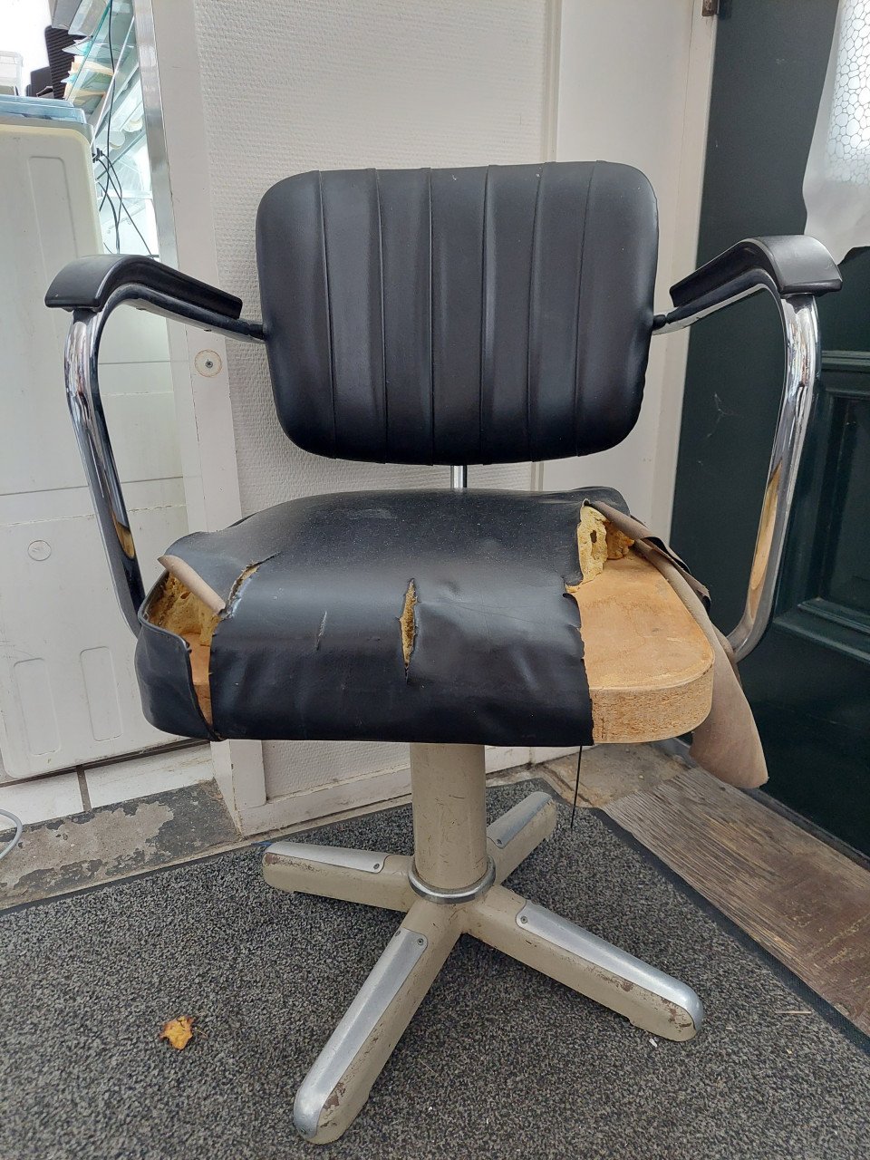 3 vintage kantoorstoelen + oude kapperstoel