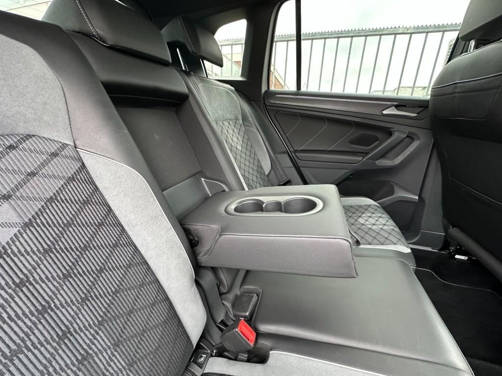 Volkswagen Tiguan 1.5 tsi r-line business+ trekhaak camera 20'' black style
