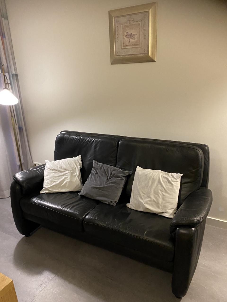 Mooie zwart lederen 2,5 zitsbank.