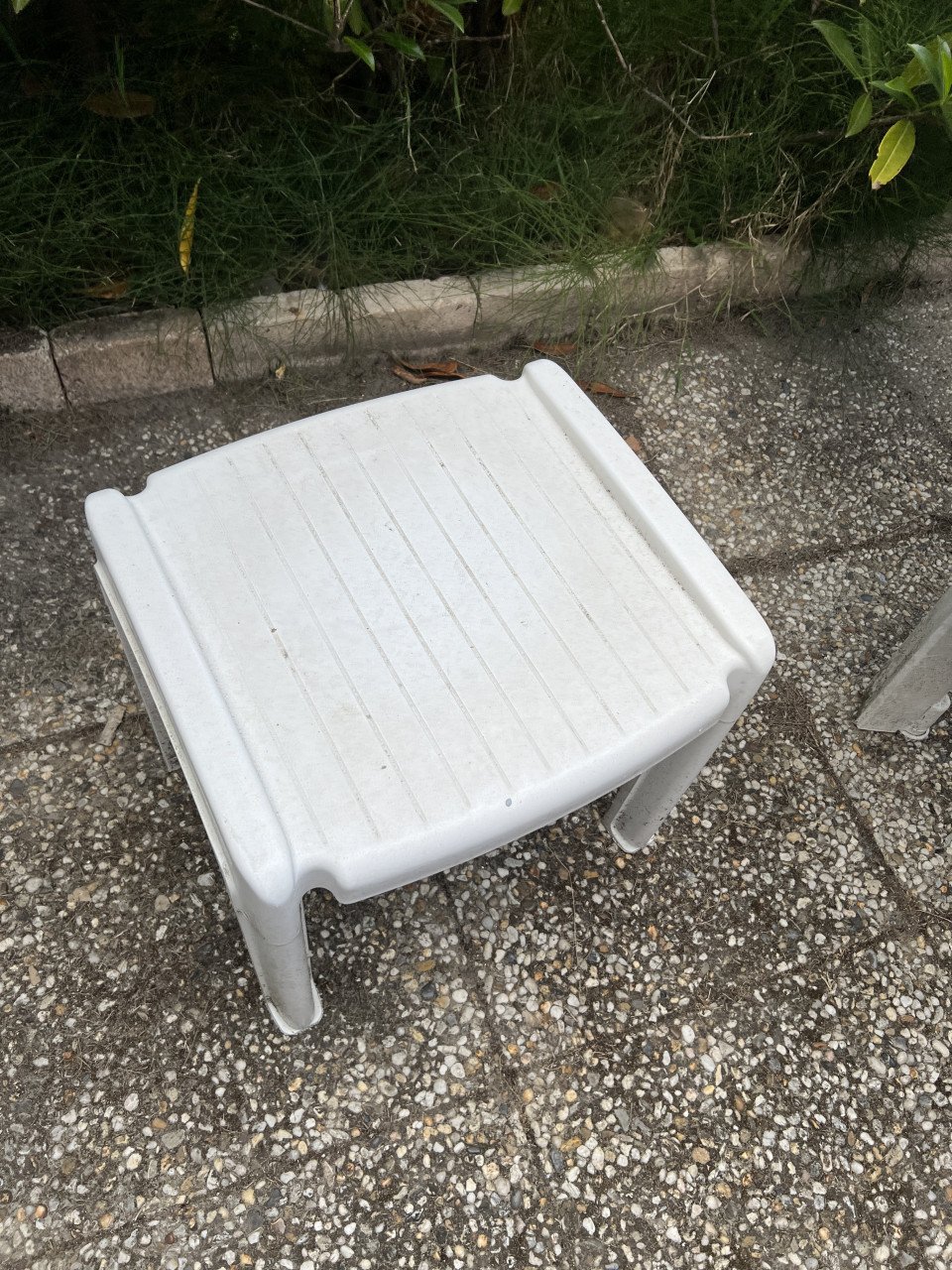 Nieuwe Tuinstoel  met kleine tuintafeltje samen voor €10,-