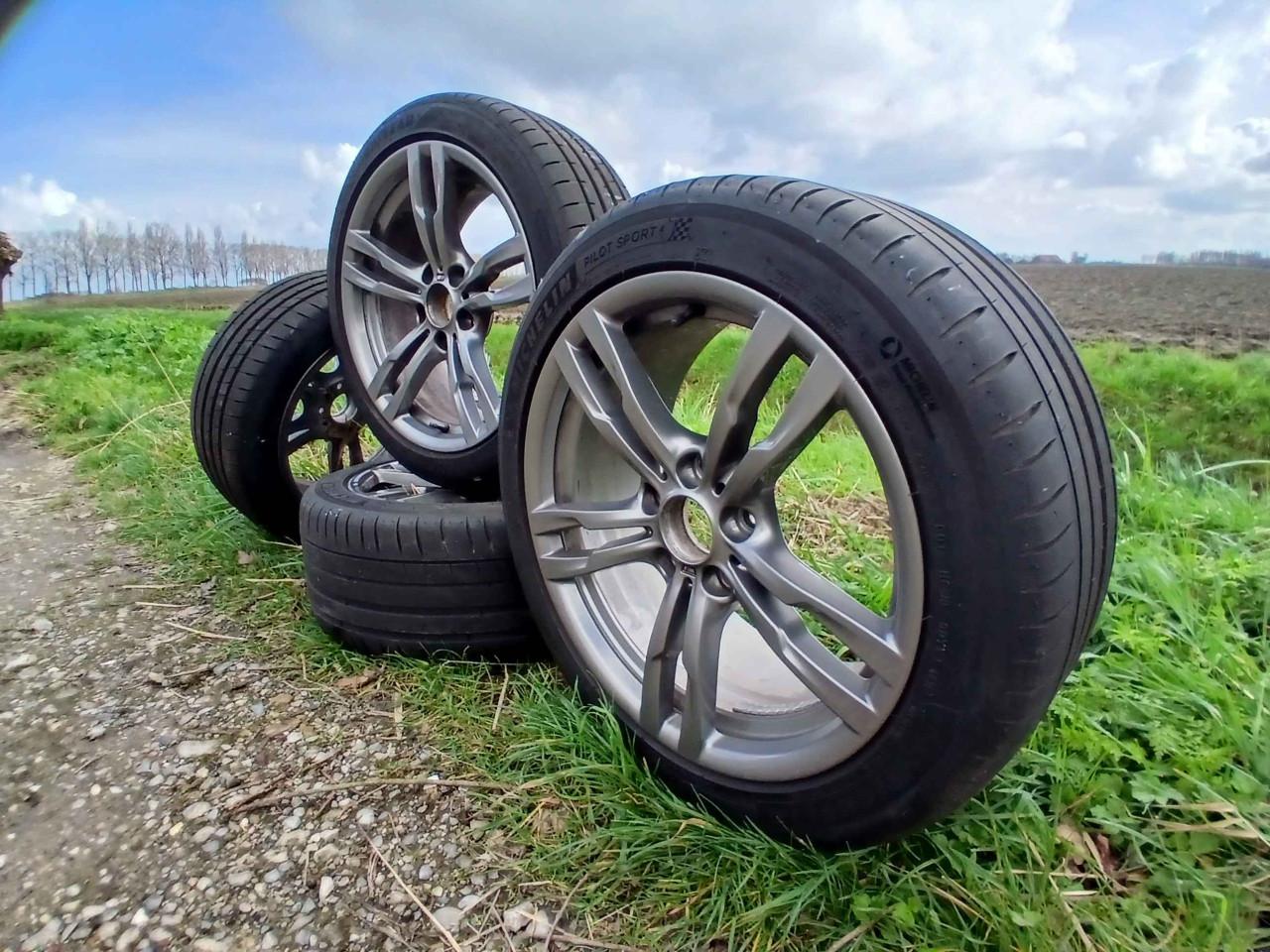 Mooie lichtmetalen velgen BMW M-sport met 18 inch zomerbanden (breedte set)