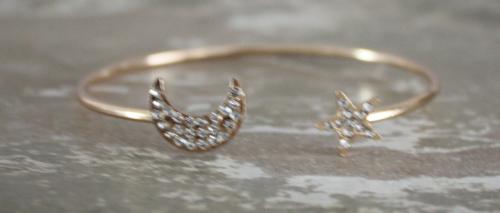 Goud kleurige klem armband met maan en ster met steentjes