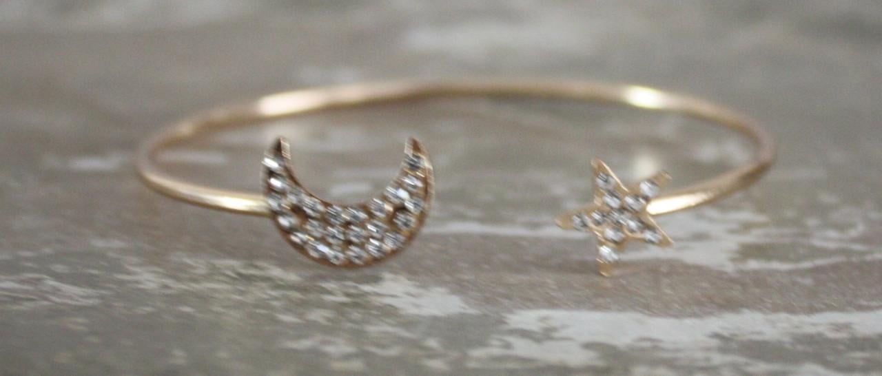 Goud kleurige klem armband met maan en ster met steentjes
