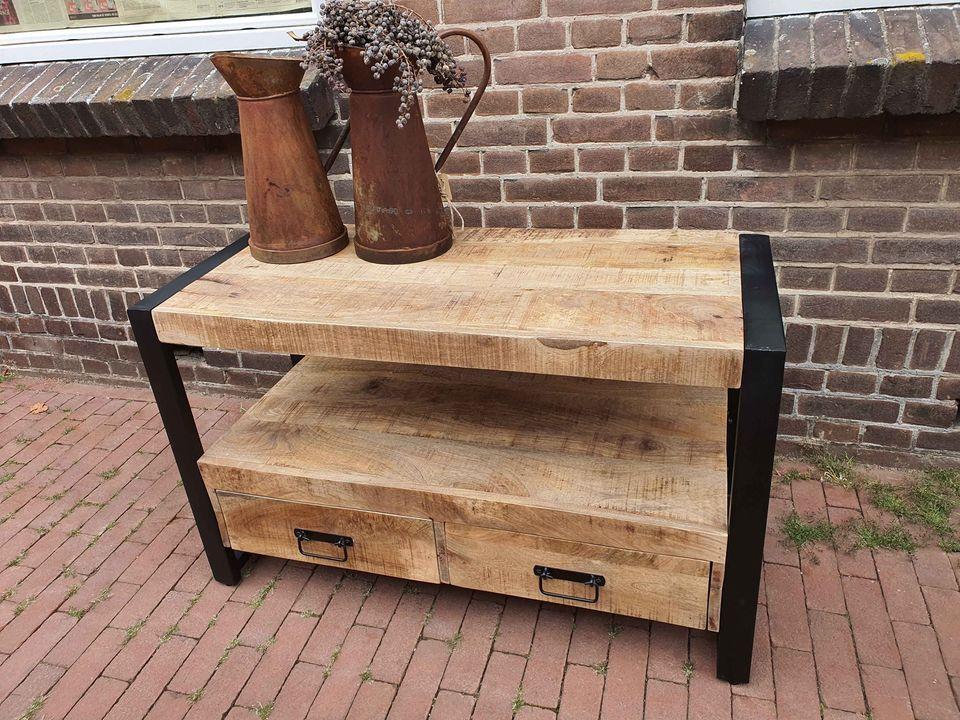 DECORATIE, VERLICHTING, KASTEN, TAFELS 3Z FACTORY ARNEMUIDEN HEEFT TE VEEL