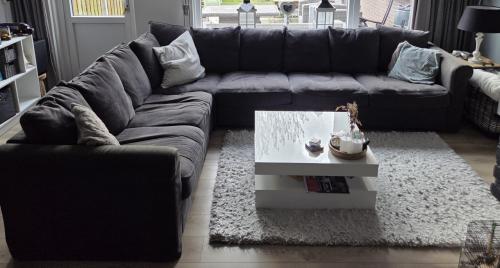 Fijne grote hoekbank, antraciet grijs.