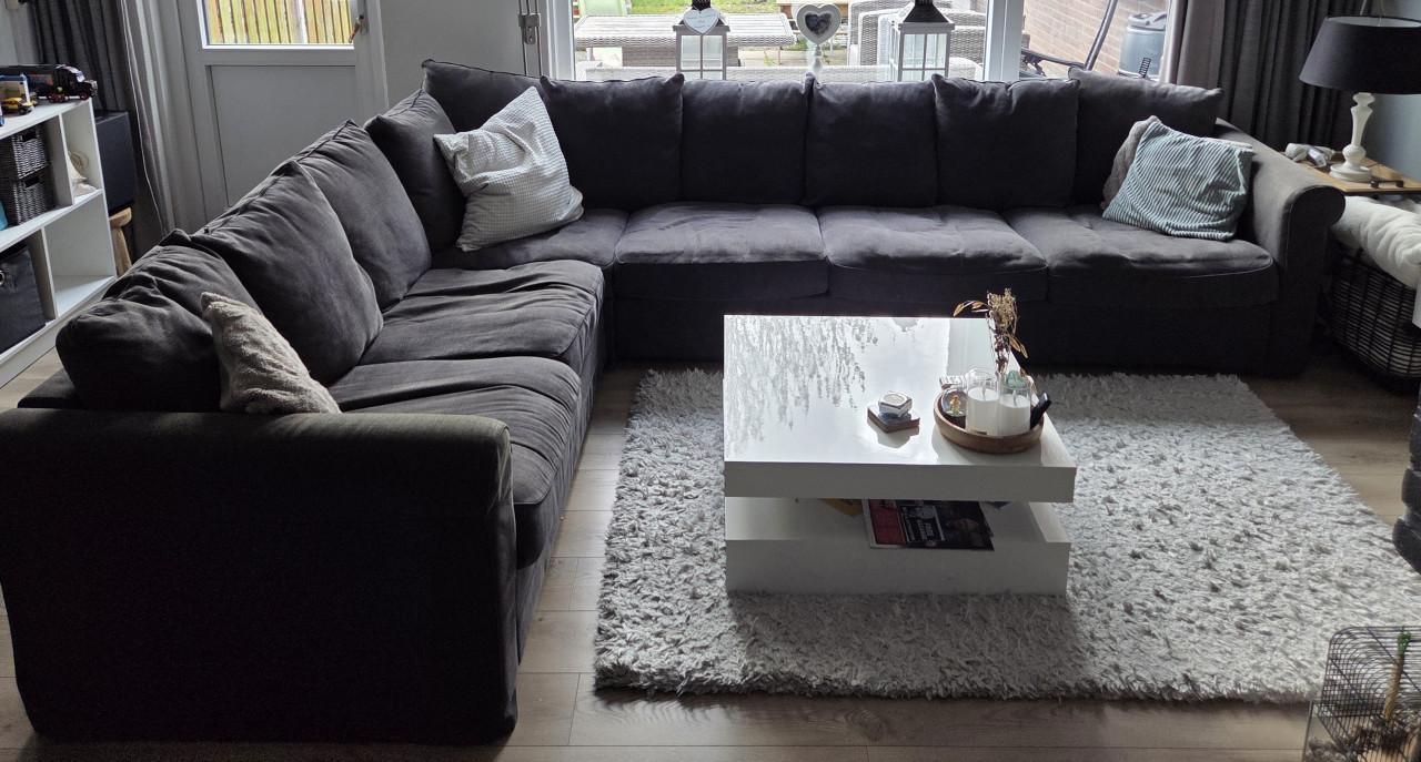Fijne grote hoekbank, antraciet grijs.