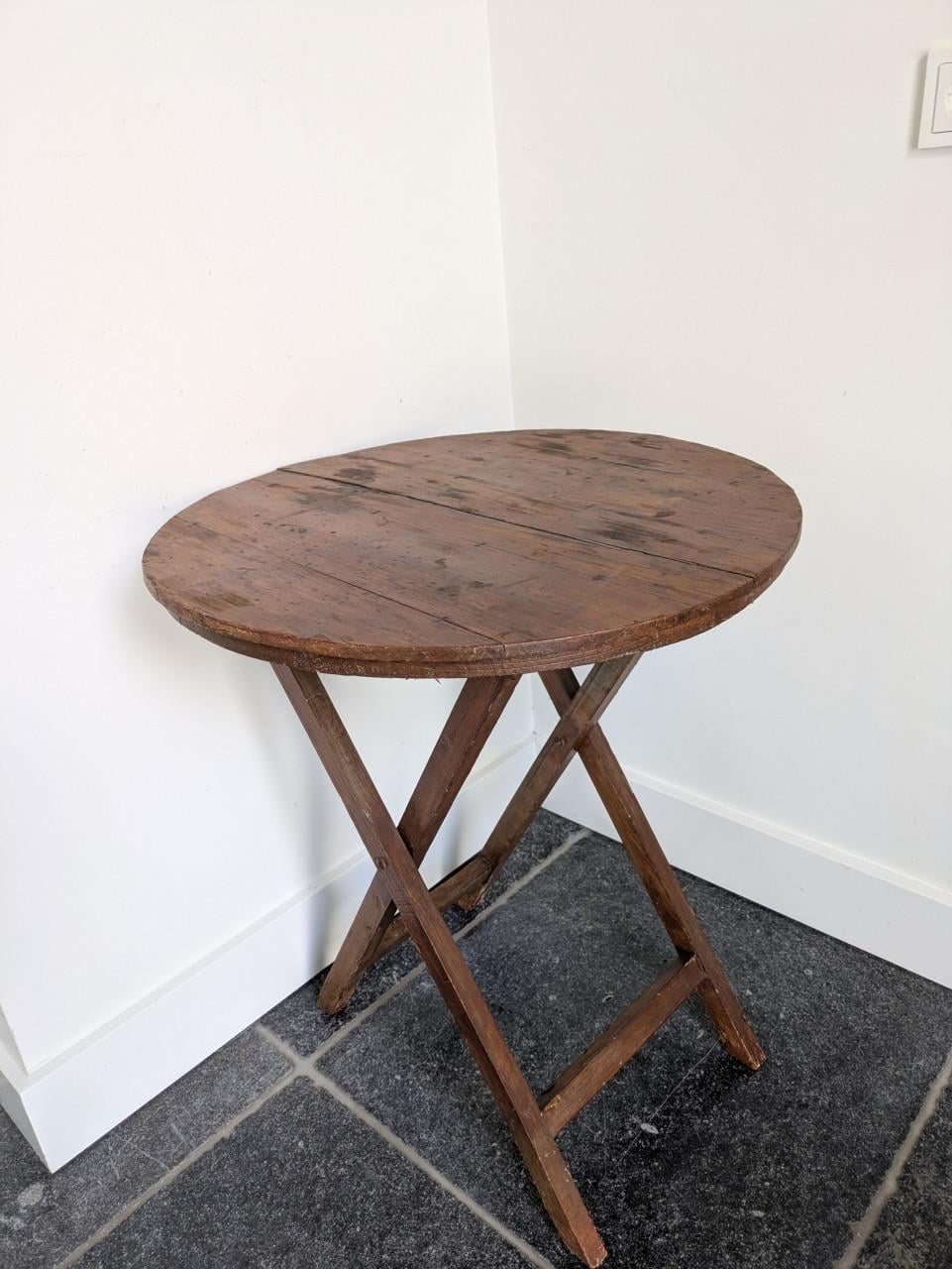 Landelijk houten bijzettafeltje