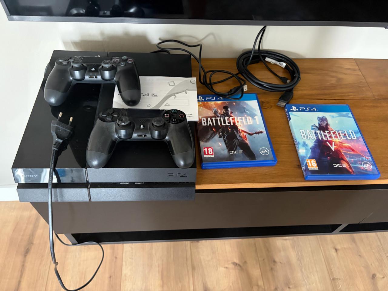PlayStation 4 compleet met 2 controllers en 2 games