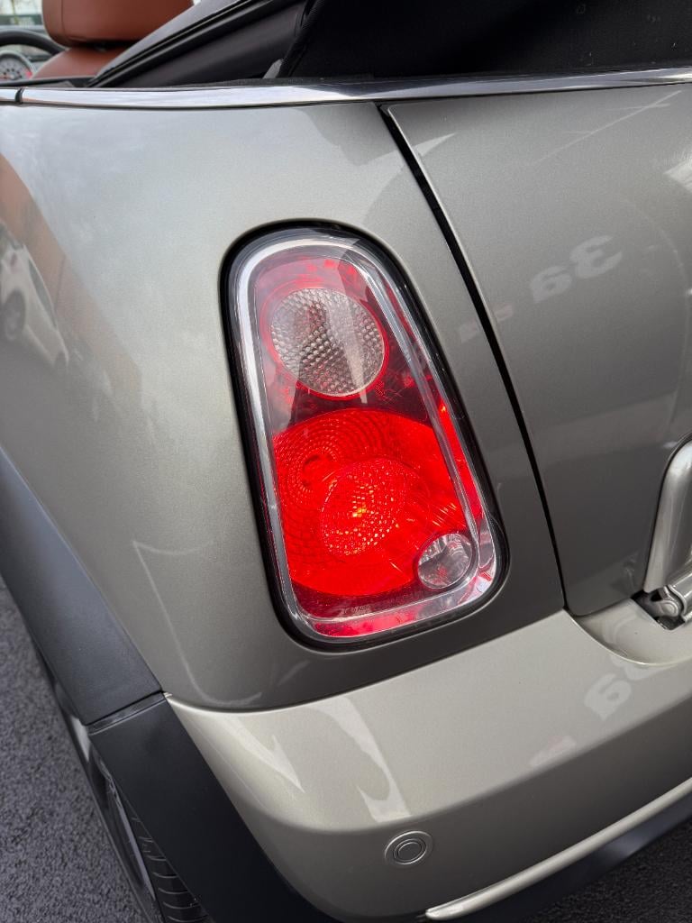 Mini Cooper Cabrio 1.6 - sidewalk