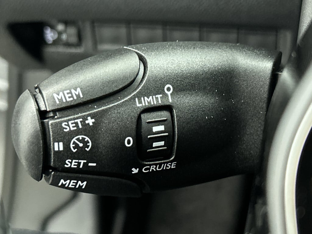 Peugeot E-2008 ev style 50 kwh | rijklaar |