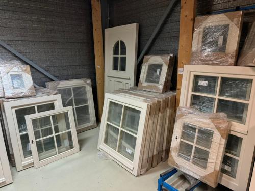 Loods vol nieuwe meranti houten kozijnen