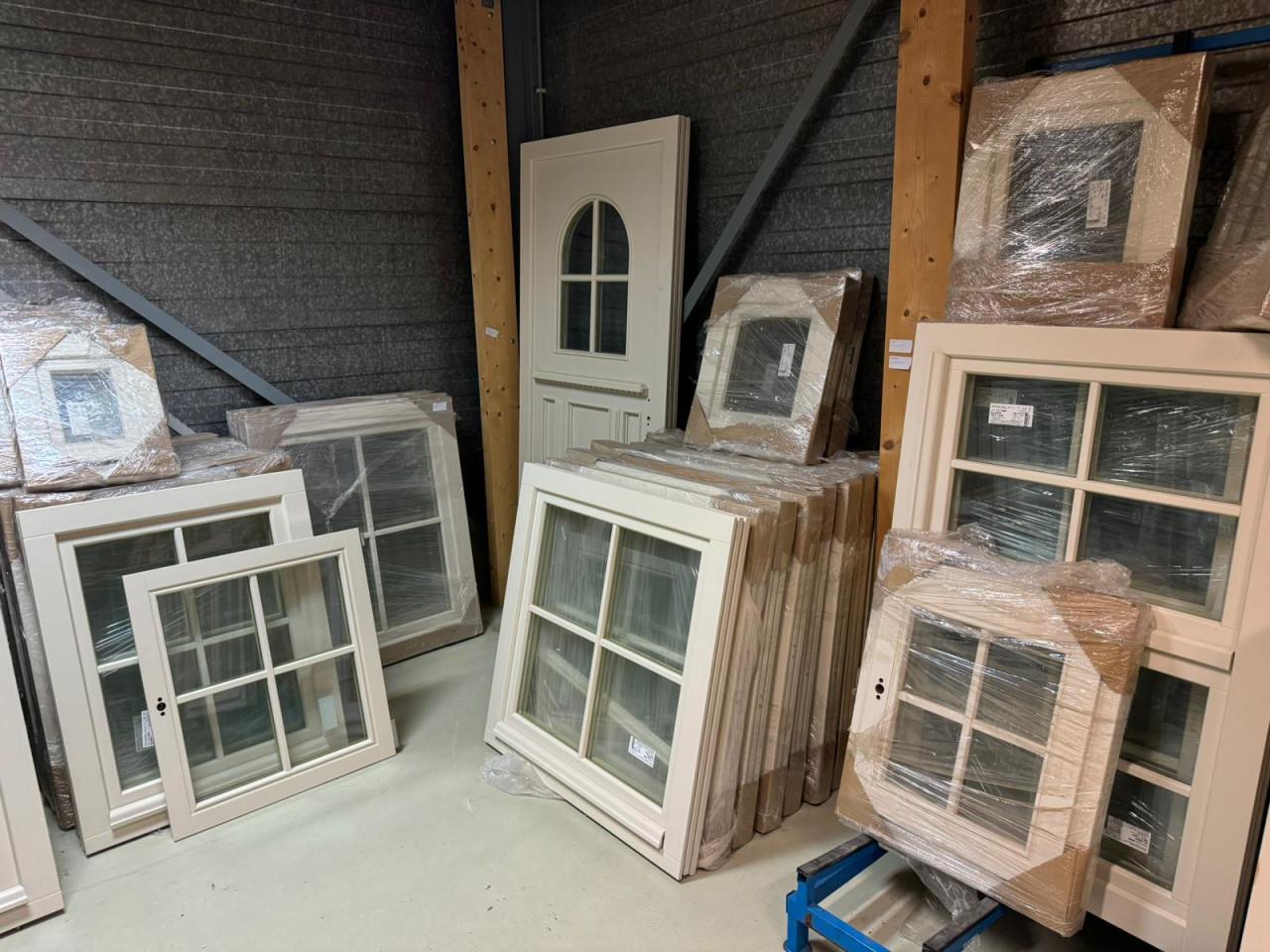 Loods vol nieuwe meranti houten kozijnen