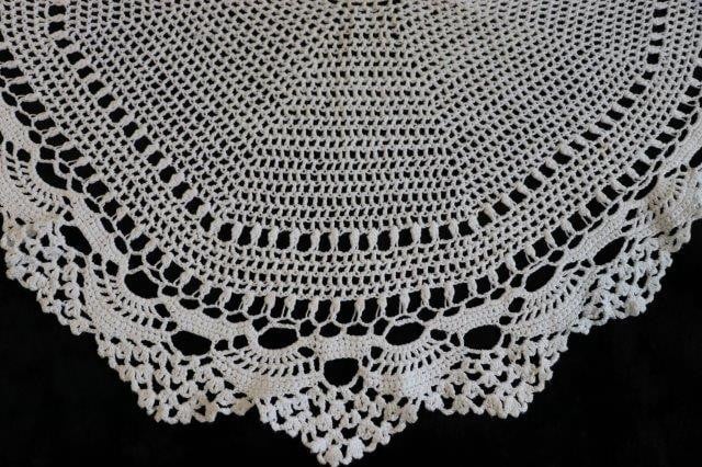 Walcherse kleding te koop. Gehaakt wit katoenen halsdoekje  (1) Bovenkant:
