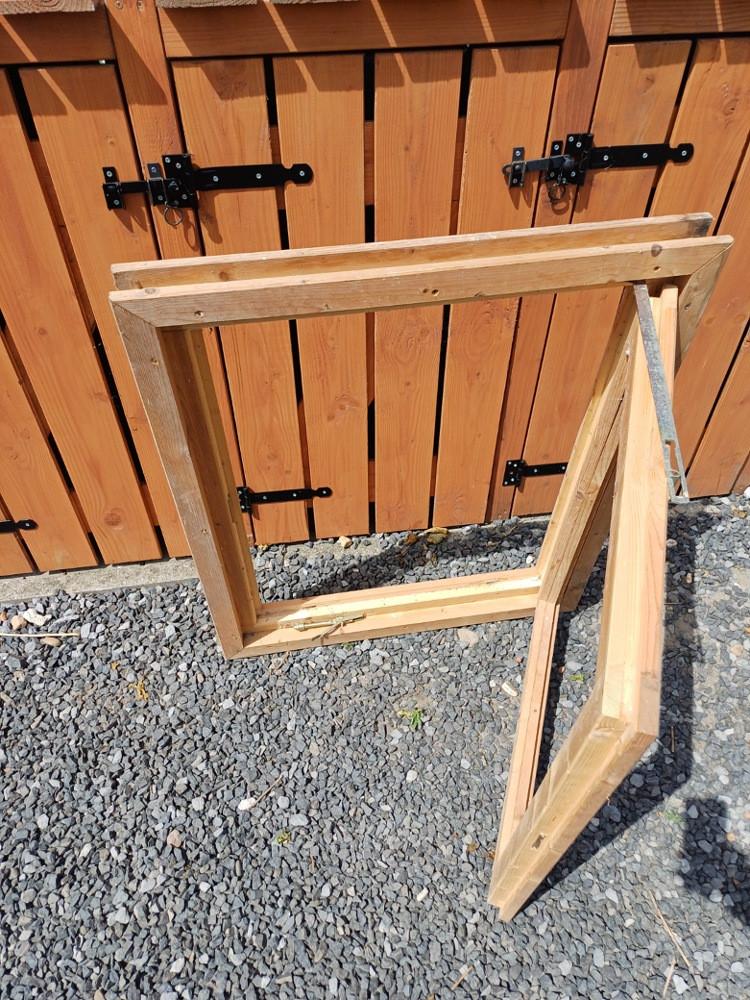 Houten draai/kiepraam zonder glas