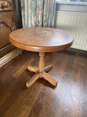 Rond massief houten tafeltje