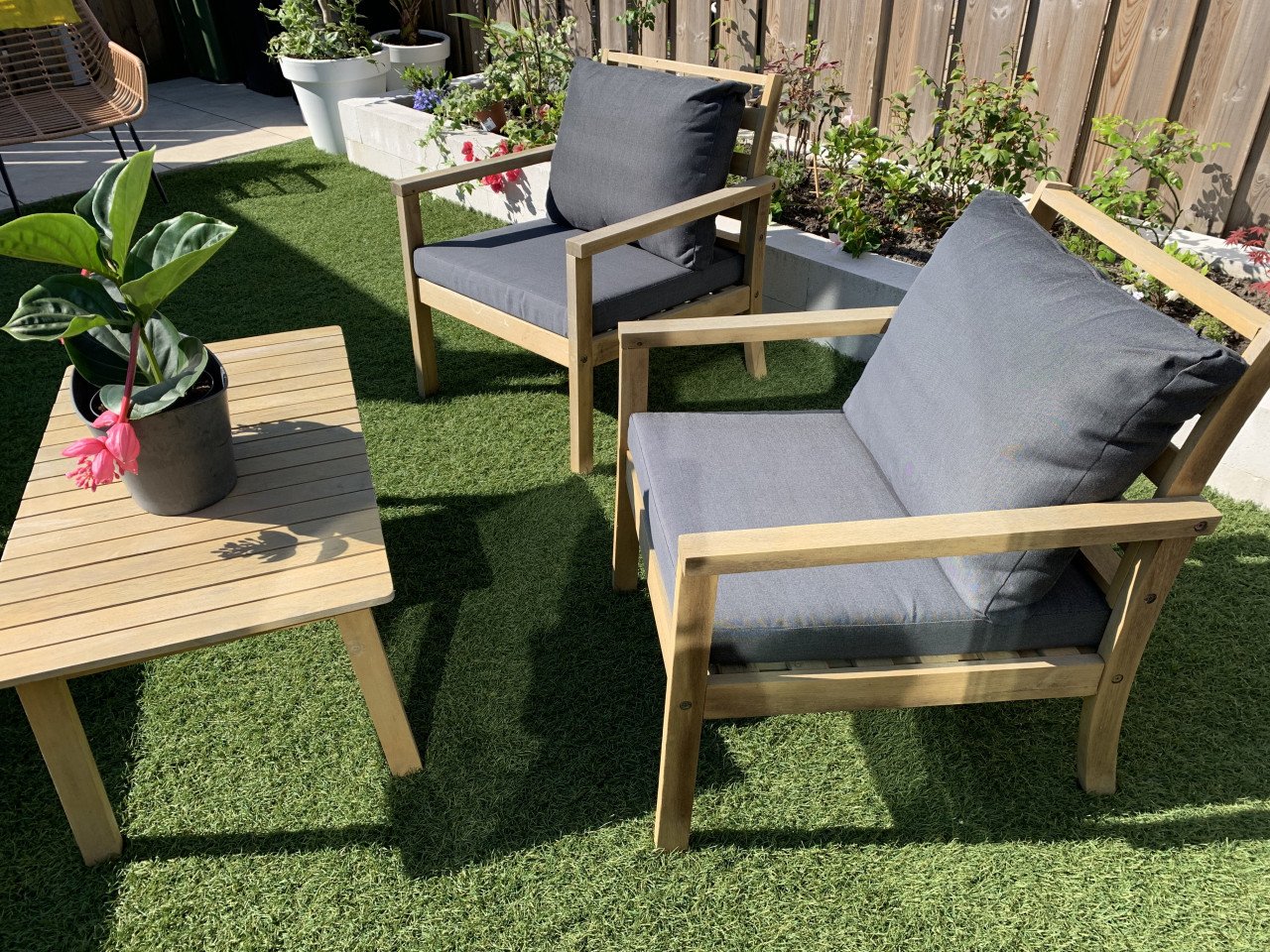 Houten tuinset, met kussens.