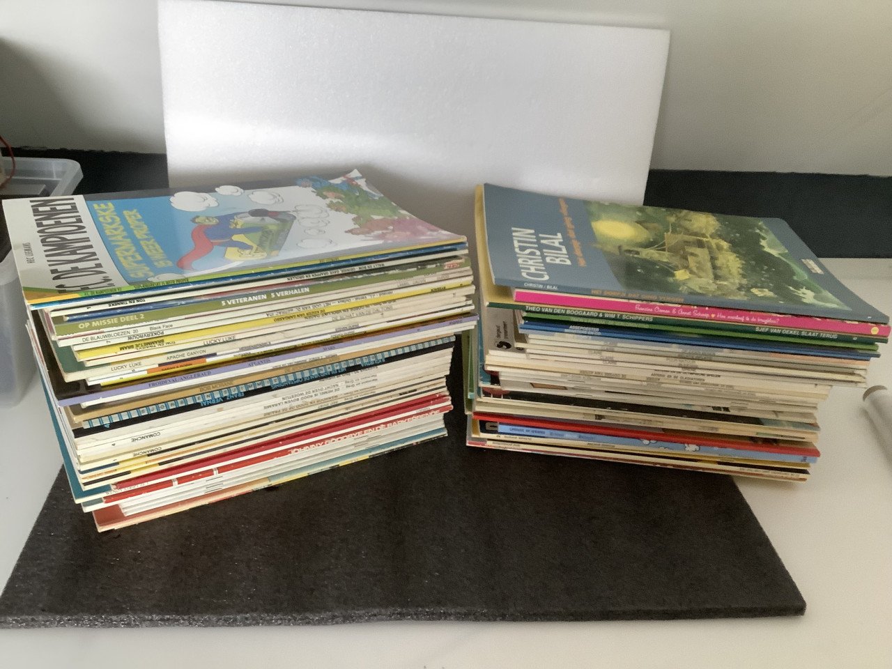 Stripboeken, stapel van bijna 100 strips van alles wat.