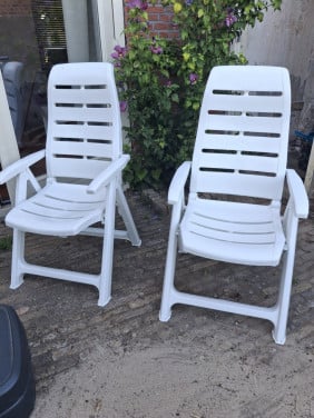 2 kunstof stoelen