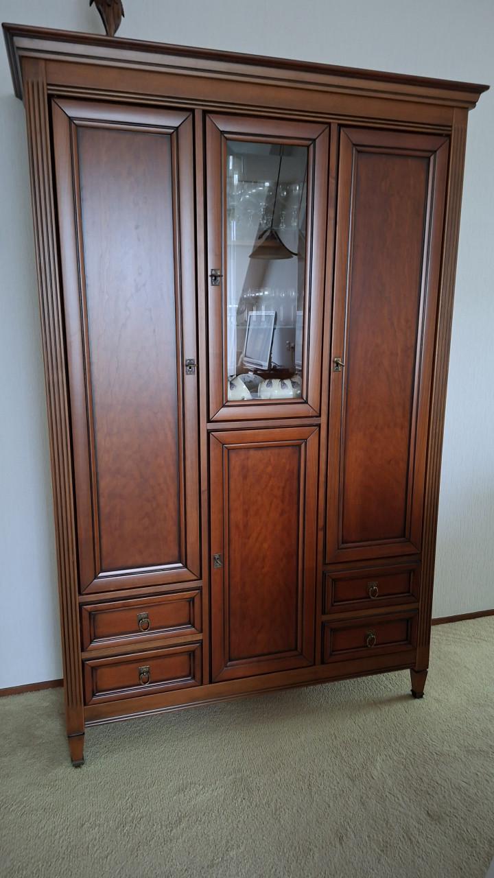 Houten  kast met deuren en glas