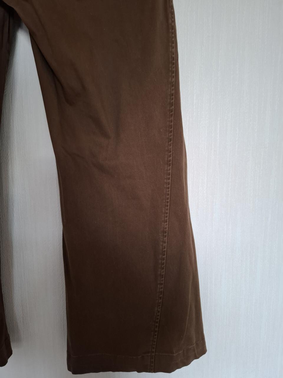 Didi broek met dubbele riemlussen en knoopdetails. Bruin. Maat 44