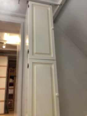 Hoge kast met paneeldeuren