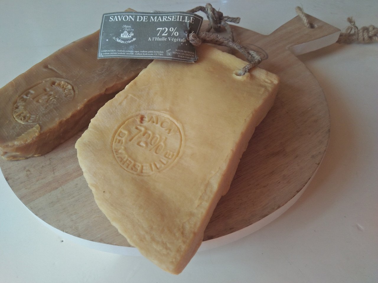 Decoratieve kaasplank met zeep uit Marseille