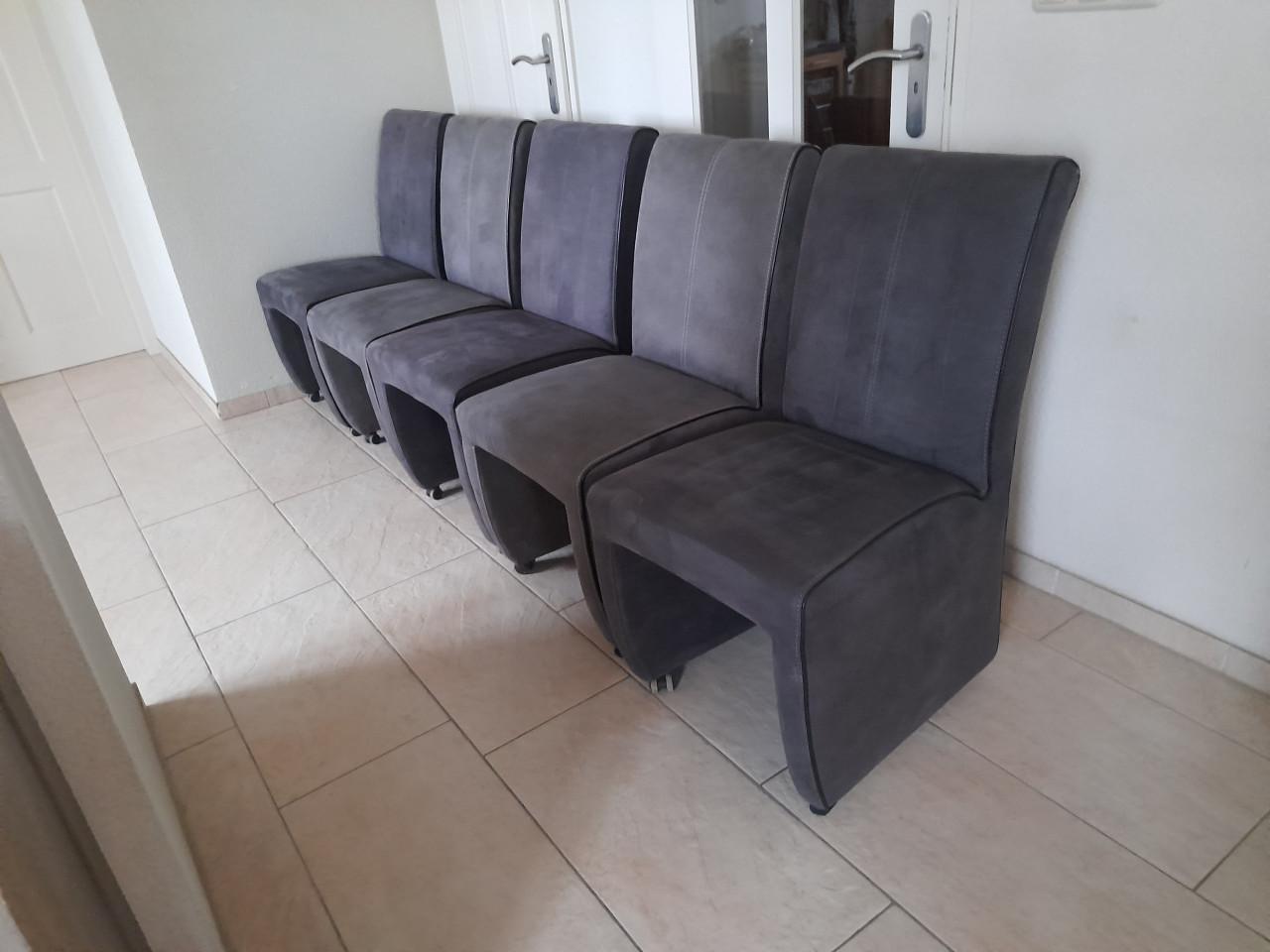 5 lekker zittende stoelen (in goede nette staat )