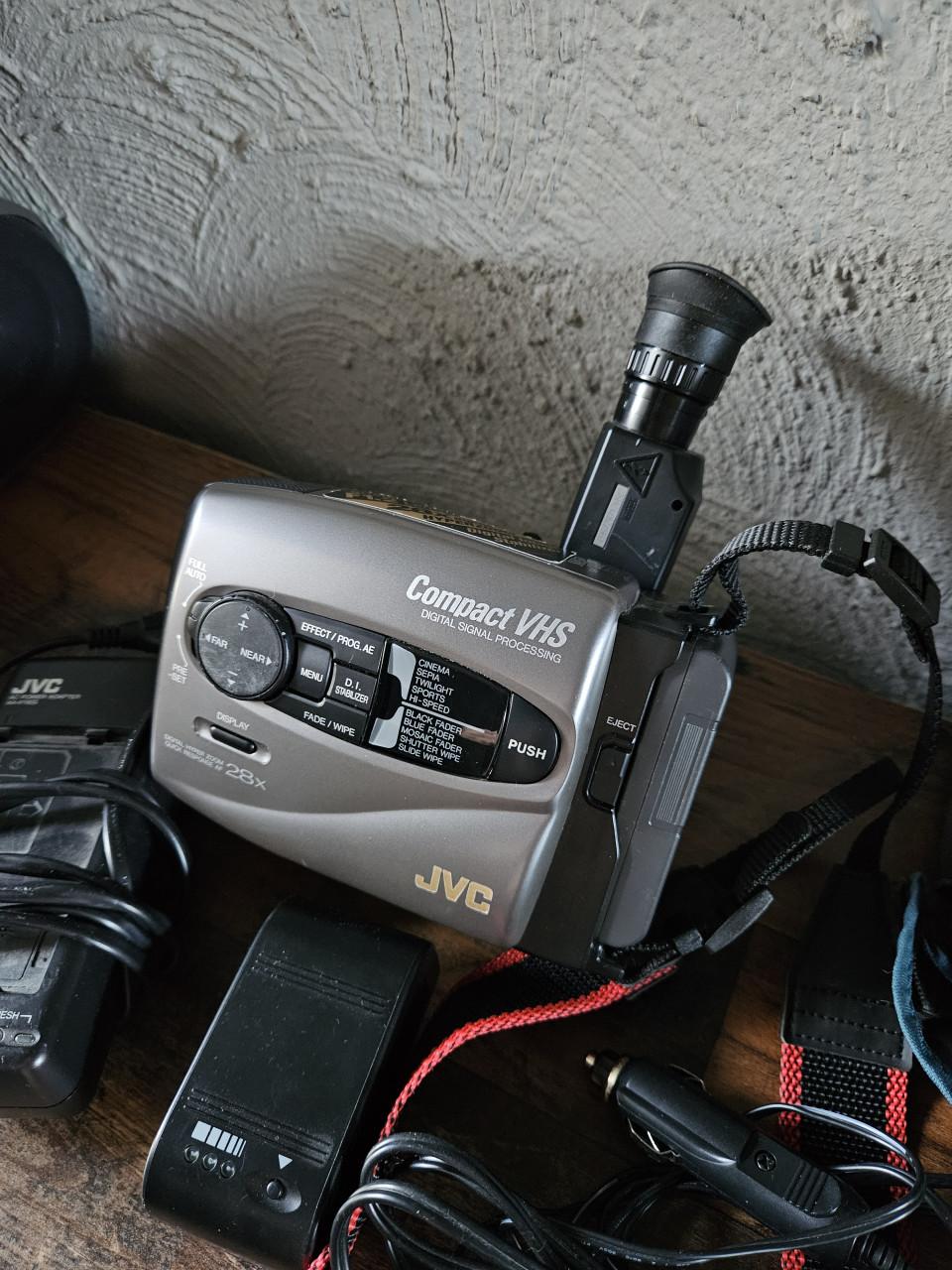 JVC Compact VHS c Videocamera GR-AX660EG met accessoires