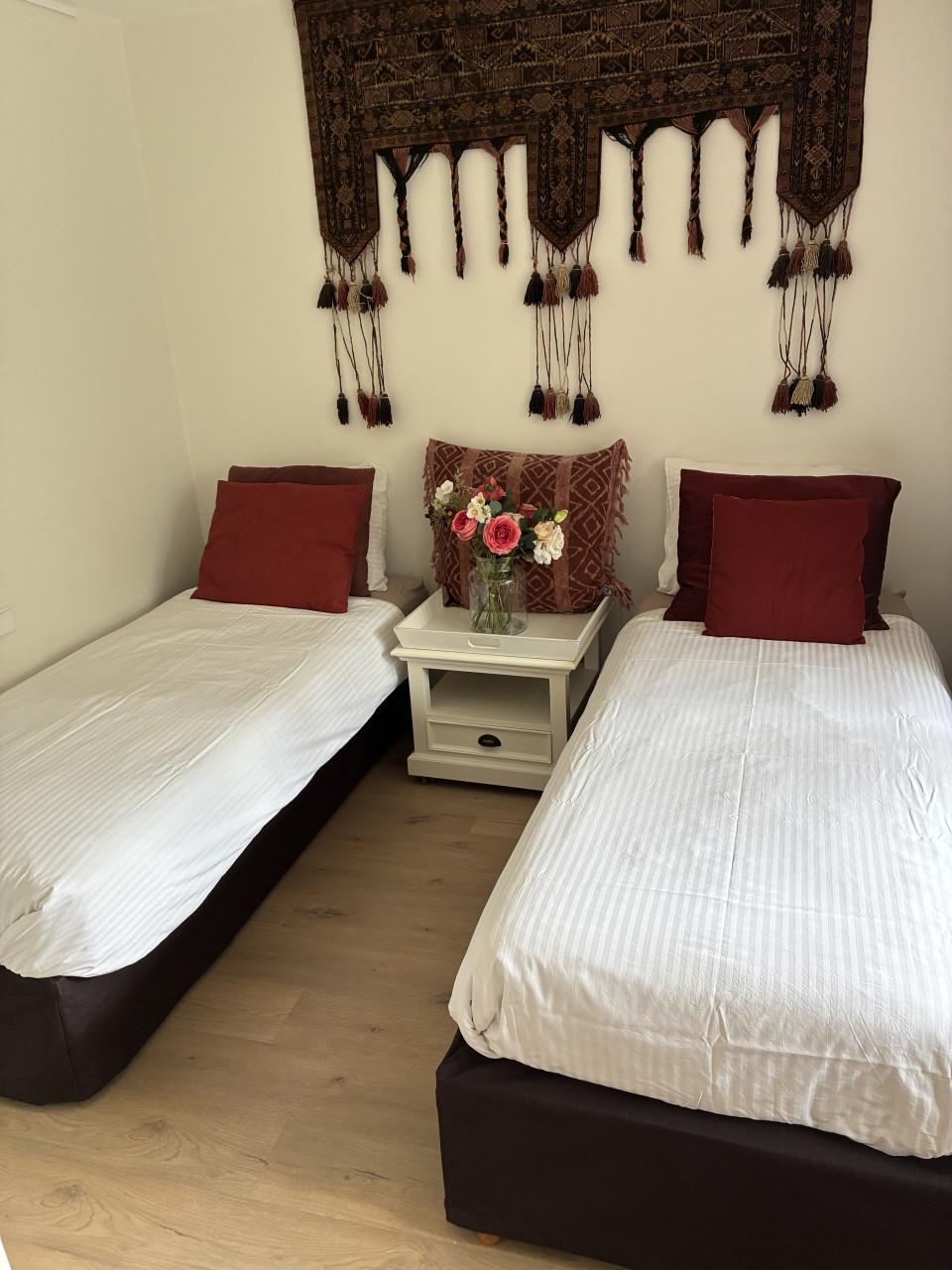 Onderschuifbed, 80 x 200 . 2 bedden in een! Lattenbodems. (Ook als bank!)