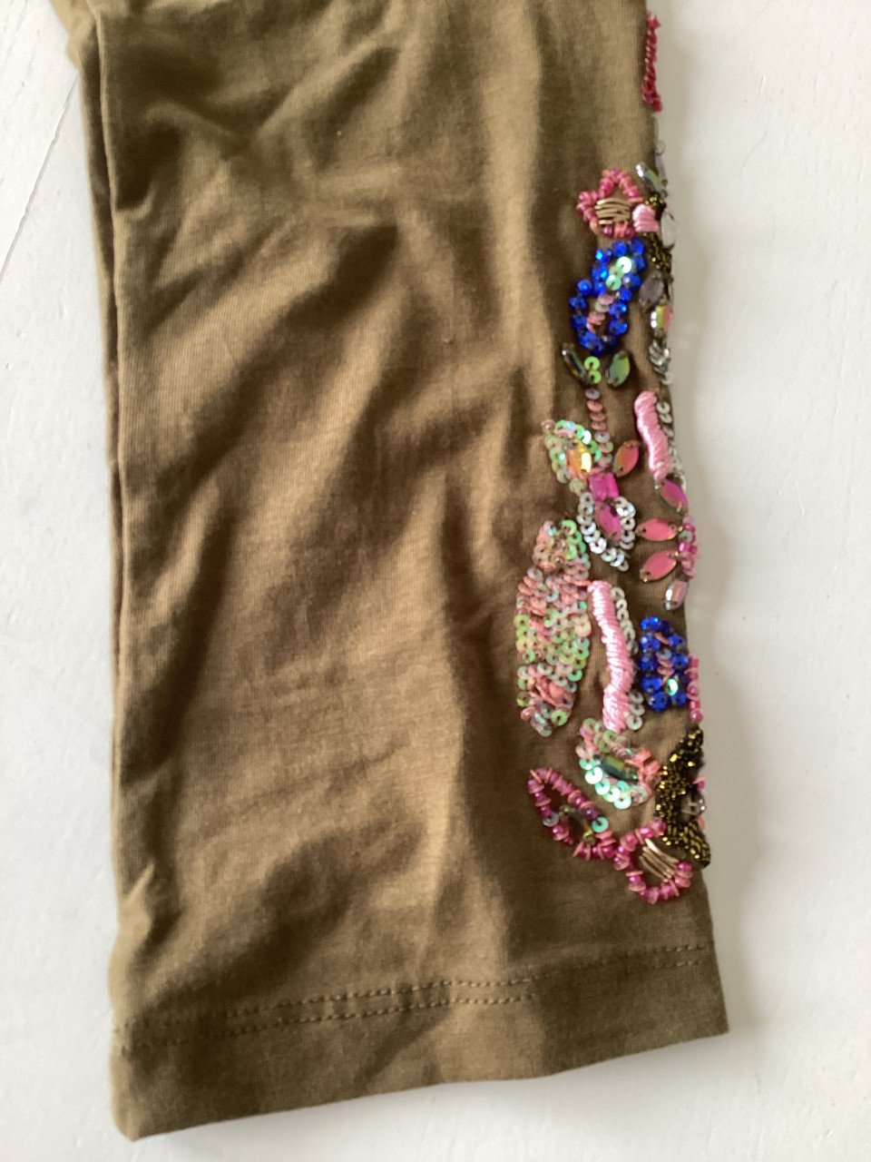 Nieuwe khaki leggingversierd met lovertjes en kraaltjes maat L / XL
