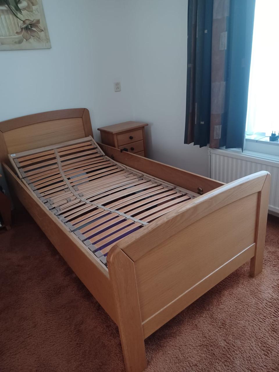 Senioren bed met electrische lattenbodem en nachtkastje