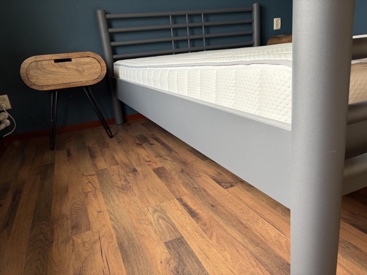 Compleet industrieel bed met nachtkastjes en auping matras