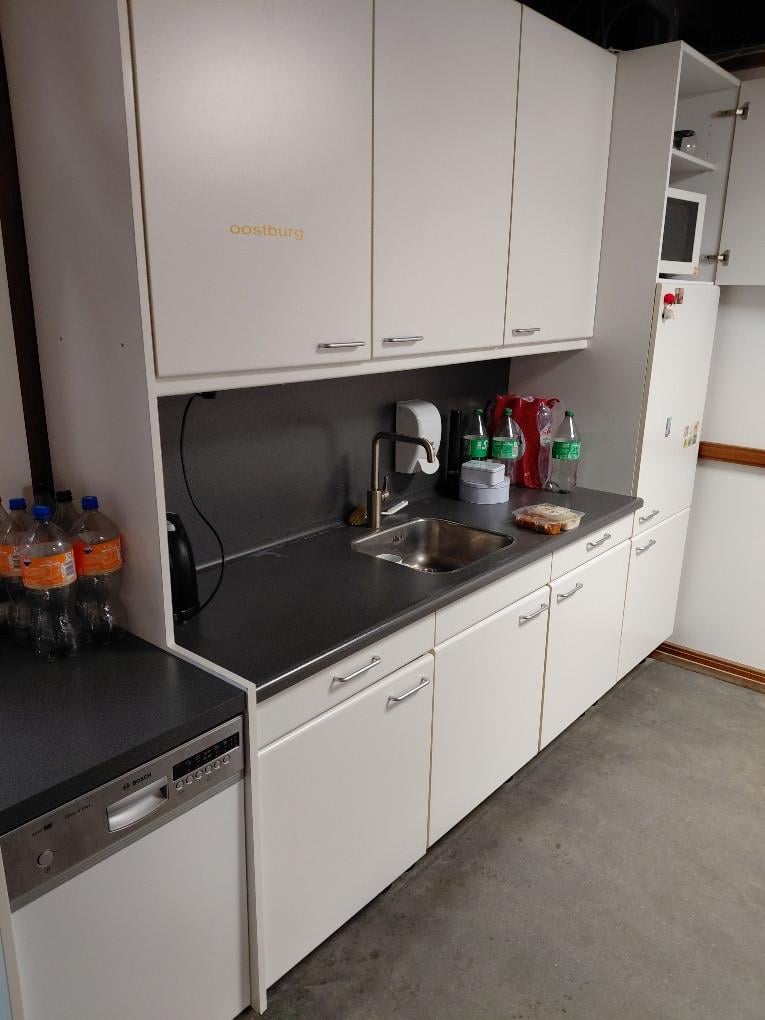 Keuken compleet met vaatwasser en koelkast  lengte totaal 285 cm