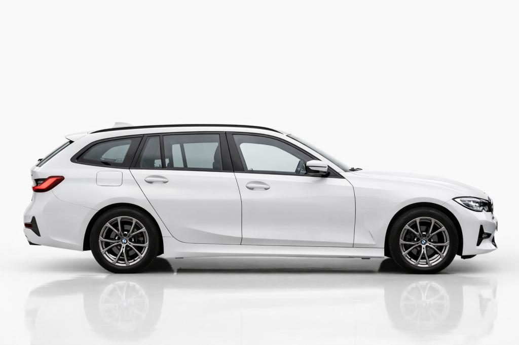 BMW 3-serie touring 318i high executive sport line | trekhaak | apple carpl