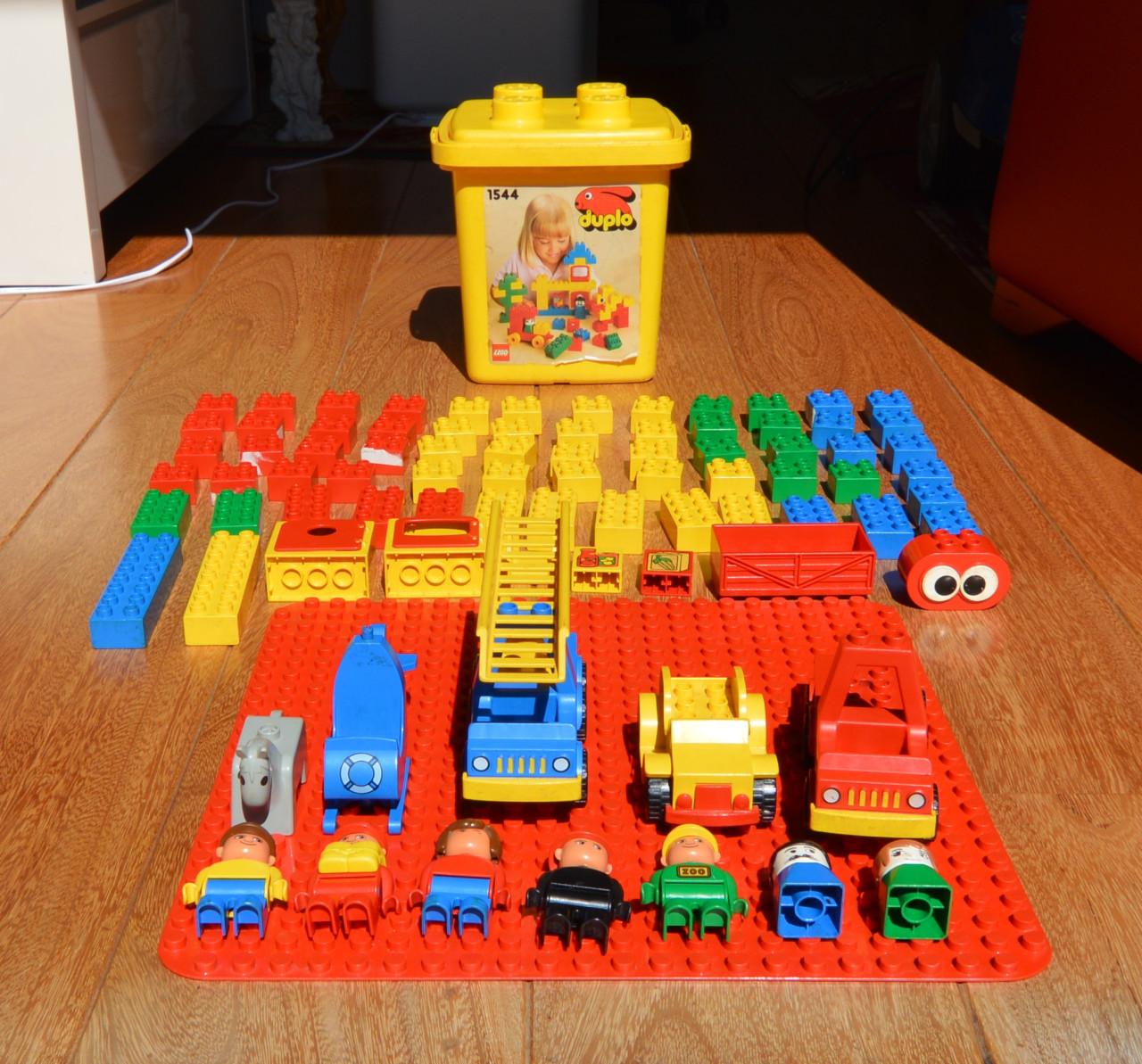 Duplo emmer set (1544) + bouwplaat + voertuigen + poppetjes