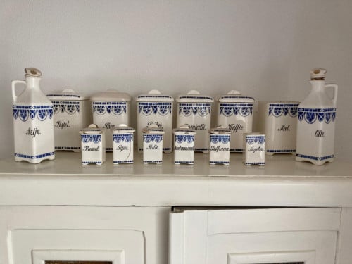 Te koop in Terneuzen zeer oude voorraadpotten. Gemerkt.