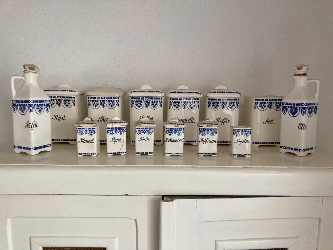 Te koop in Terneuzen zeer oude voorraadpotten. Gemerkt.