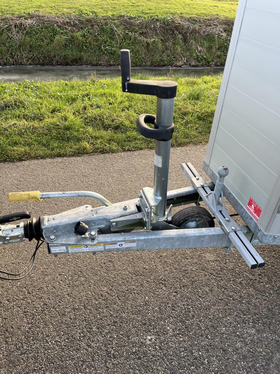 Zo goed als nieuwe aluminium Humbaur Single met zadelkamer