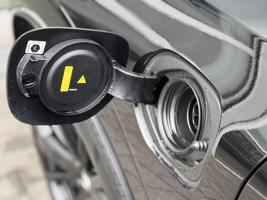 Volvo XC60 t8 455pk recharge black edition| panodak| trekhaak| adap.cruise|