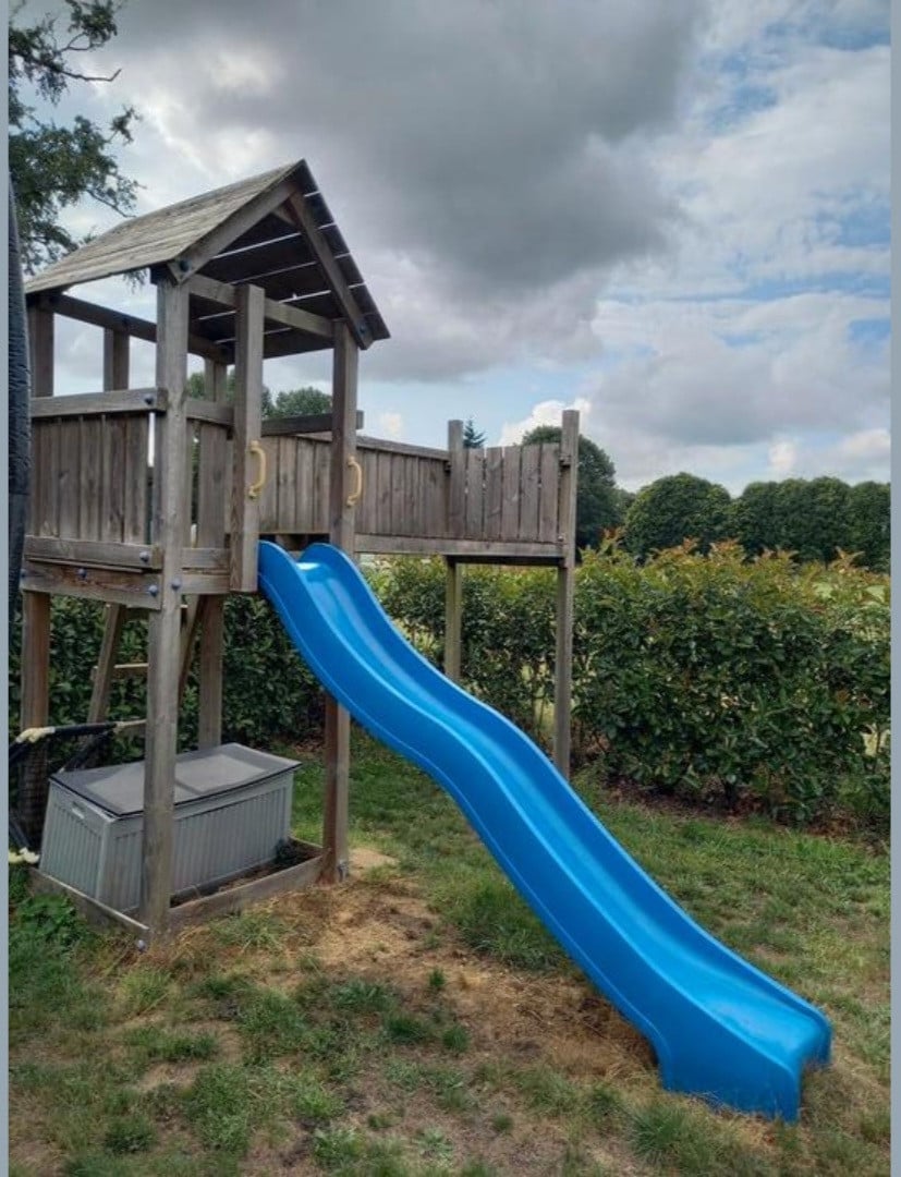 Speeltoestel met glijbaan