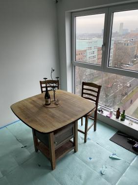 Robuuste houten bartafel met 4 stoelen