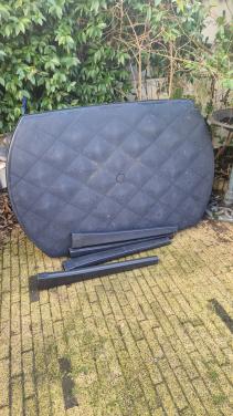 Blauwe kunststof tuintafel