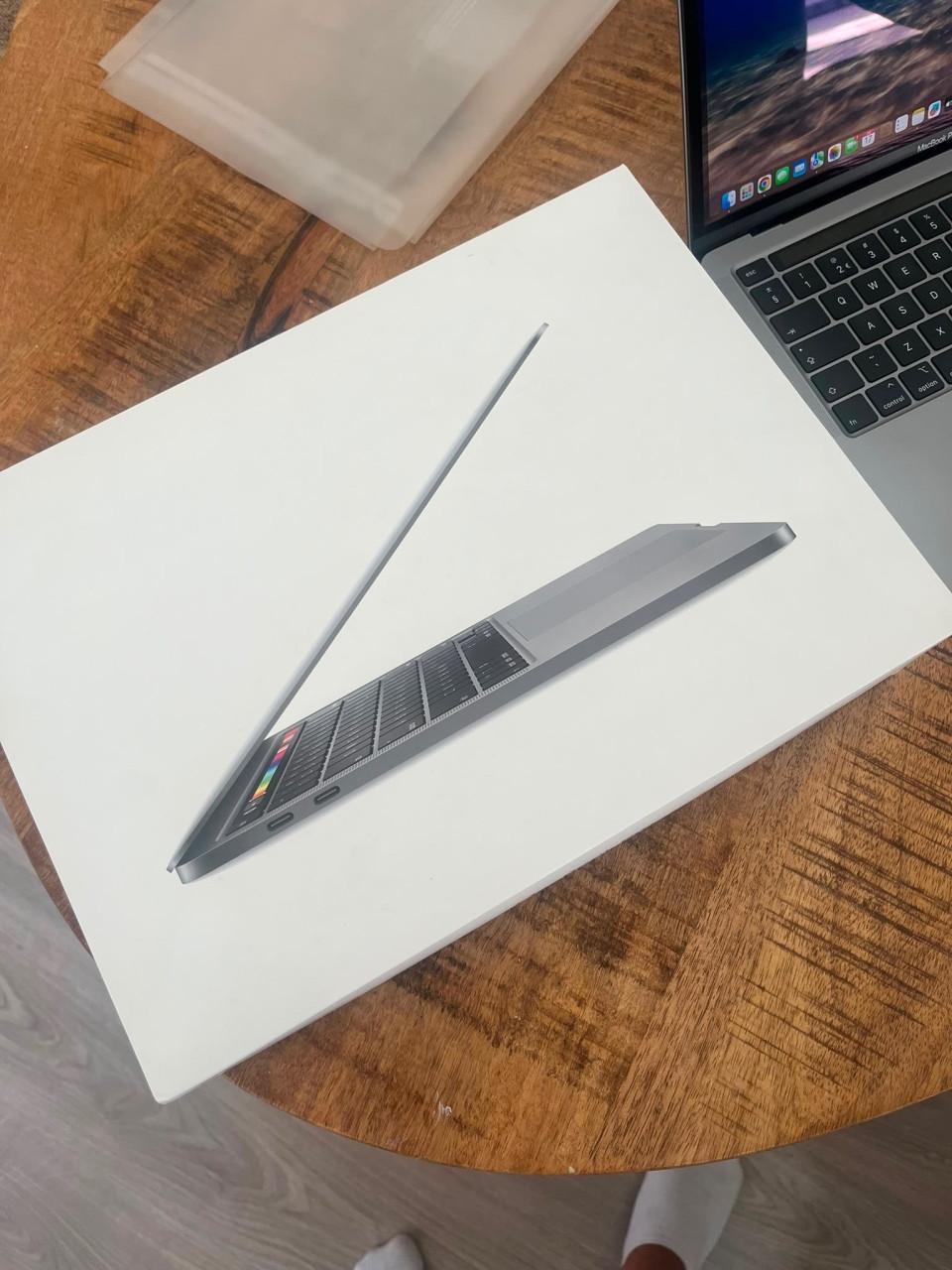 MacBook Pro 13” 2020 | i5 | 8GB | 256GB | Touch Bar