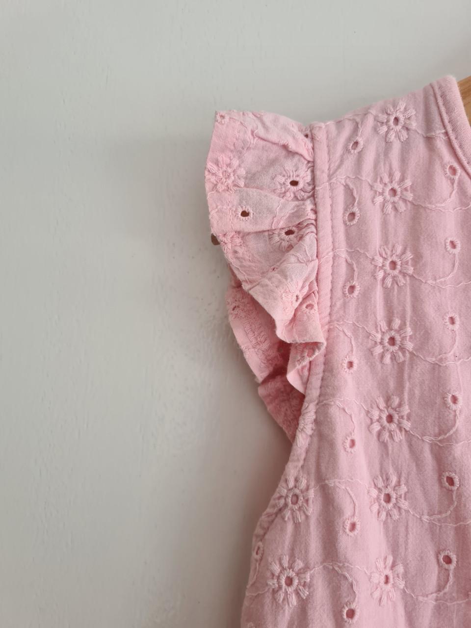 Licht roze jurkje met broderie  Maat 122-128