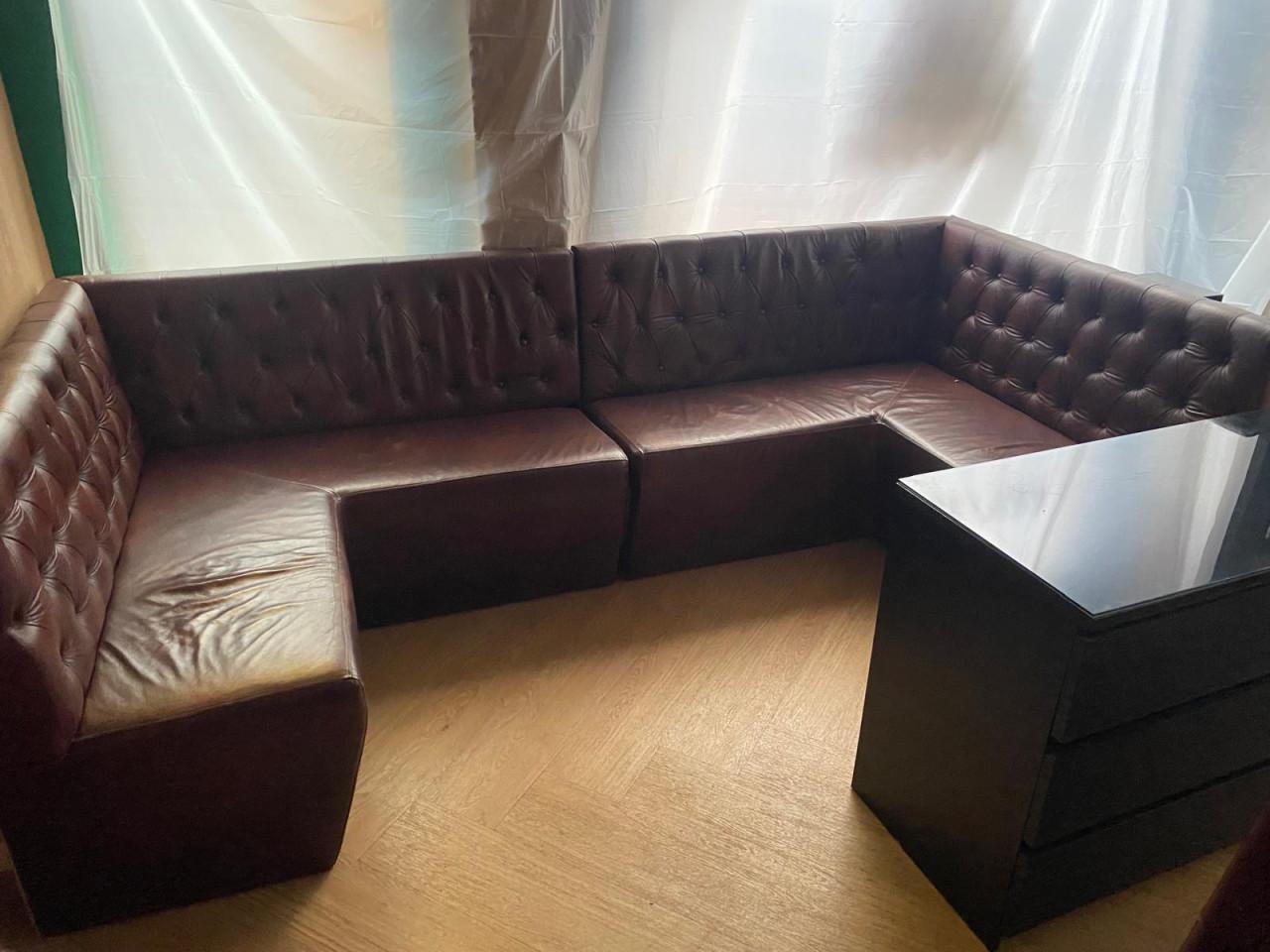 Luxe Chesterfield Horeca Hoekbanken – 8 sets beschikbaar
