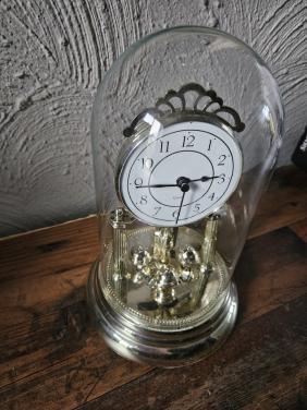 Mooie werkende vintage Tafelklok met glazen stolp