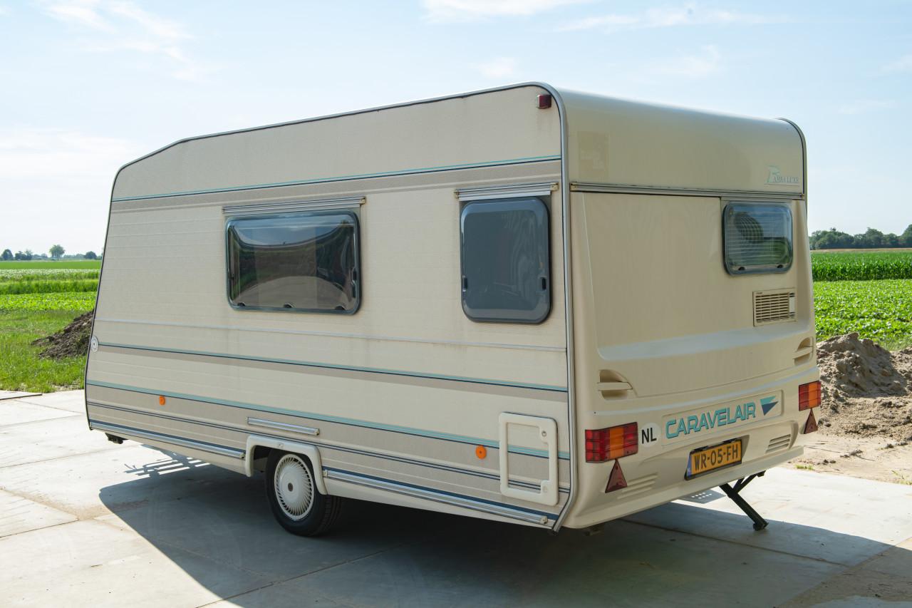 Nette caravan Caravelair Bamba de Luxe met stalling