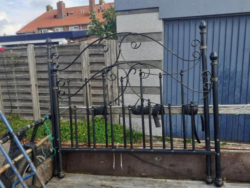 Bed 2-pers. Smeedijzer met 2 x stalen spiraal ..! Ledikant