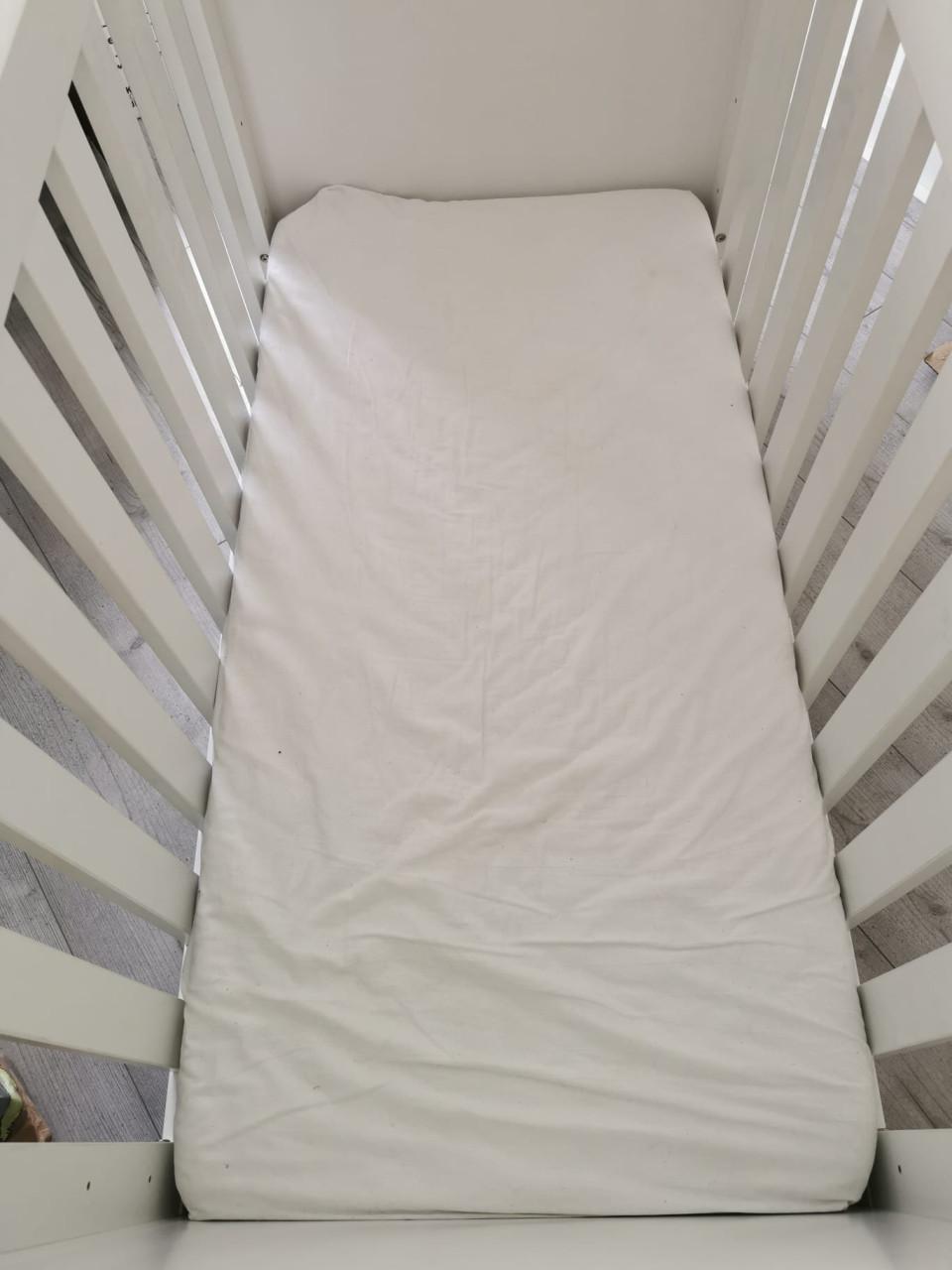 Kinderledikant 120x60 cm met matras en dekbedje €25