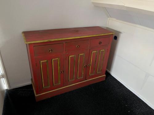 Fraaie kast rood met gele accenten